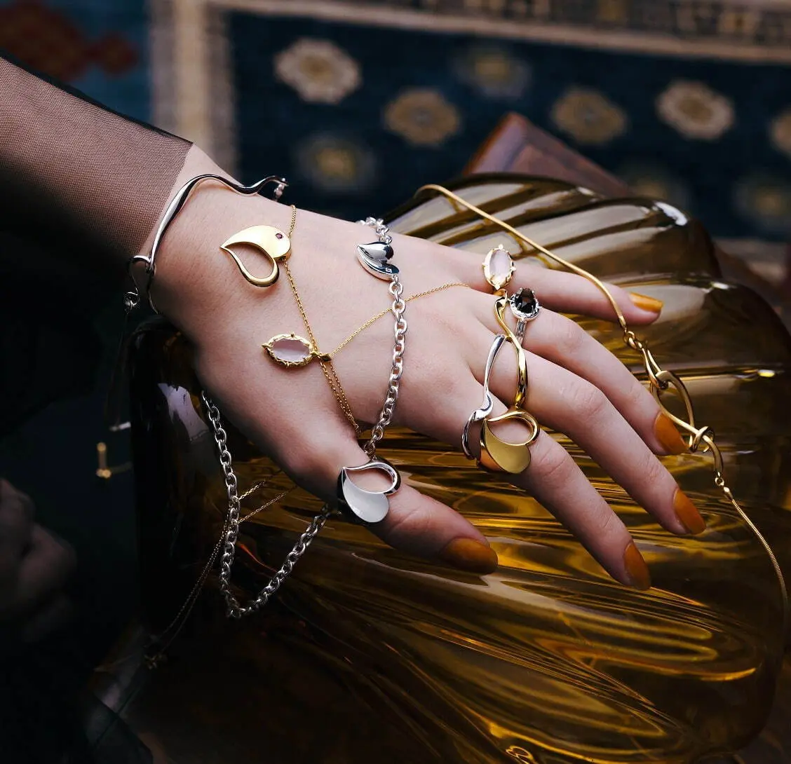 幸福なホリデーを予感させる【ヴァーミリオン】による2つの新作ジュエリー