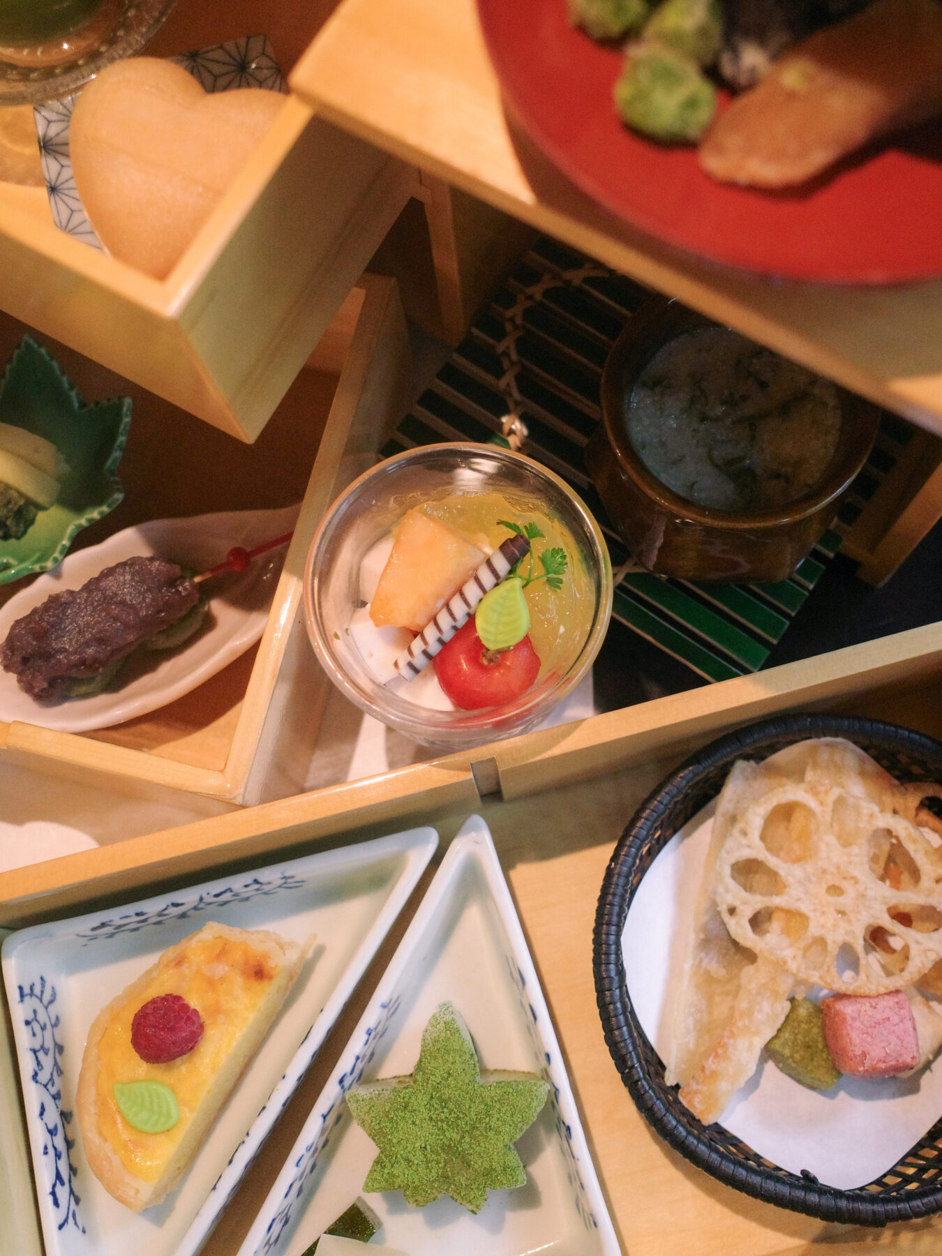 巡るアフタヌーンティー。Vol.17【富士屋ホテル 旧御用邸菊華荘】による『時の抽き出し千代箱 四季彩アフタヌーンティー』