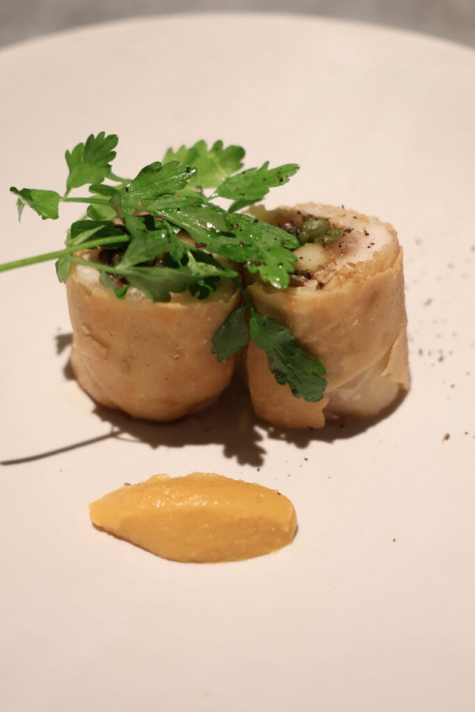 鯉、山うど、せりを春巻きの皮で巻いた料理